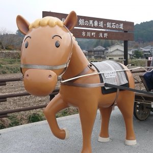 銀の馬 車道モニュメント