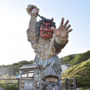 門前のなまはげ立像