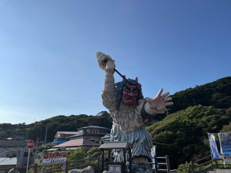 門前のなまはげ立像