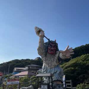 門前のなまはげ立像
